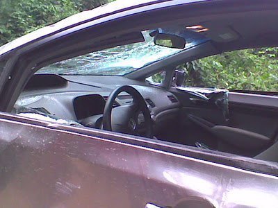 Vidros de Honda Civic quebrados por marteladas