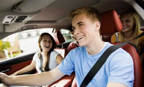 Em viagens em grupo, alugar um carro é uma excelente forma de cortar custos! Motivos para alugar um carro