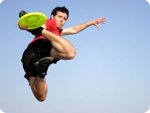 Aprendendo a jogar Frisbee com estilo! Manobras radicais com Frisbee