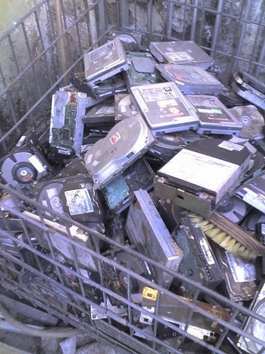 Vários HDs jogados fora, prontos para serem reciclados! Ferro velho de HDs