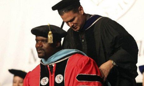 Shaquille O'Neal recebendo o título de doutor