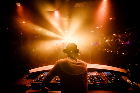 Fazendo sucesso como DJ