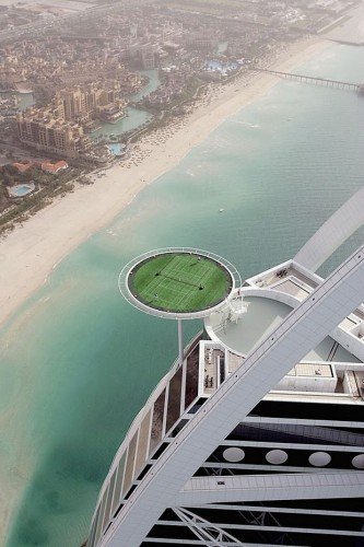 Quadra de tênis nas alturas em Dubai