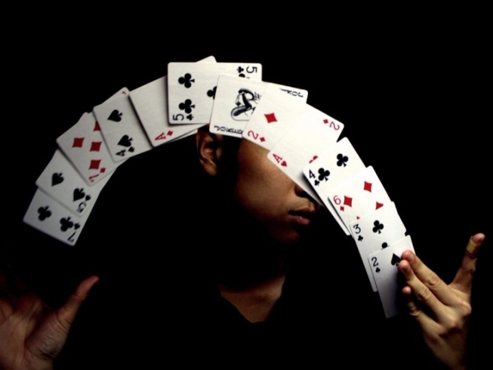 Aprendendo truques de mágica com cartas de baralho