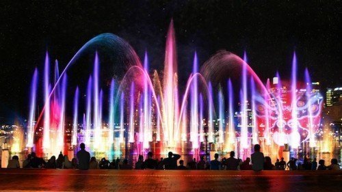 Fonte decorativa com show de luzes e águas