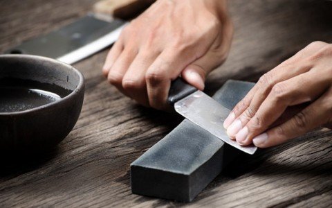 Afie as facas em sua casa aprendendo as técnicas certas
