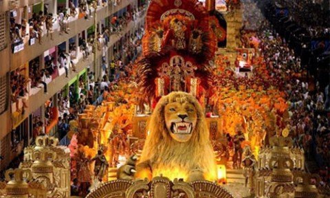 Assistir desfile das escolas no Carnaval