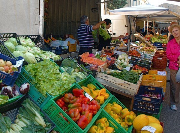 Vantagens e desvantagens da feira de bairro